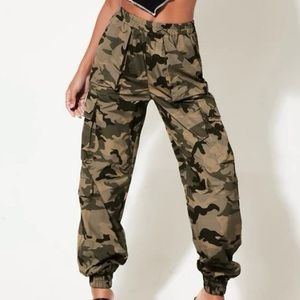 GREEN AND BLACK CAMO PANTS • SHEIN